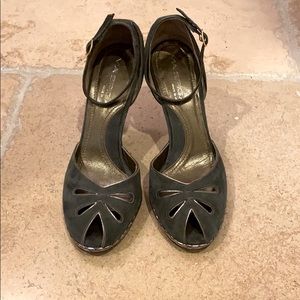 Classic Via Spiga suede sandal.